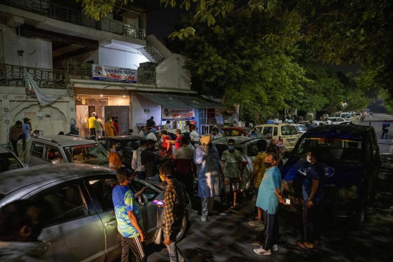 Personas con problemas respiratorios llegan para recibir oxígeno de forma gratuita frente a un Gurudwara (templo sij), en Ghaziabad.. 