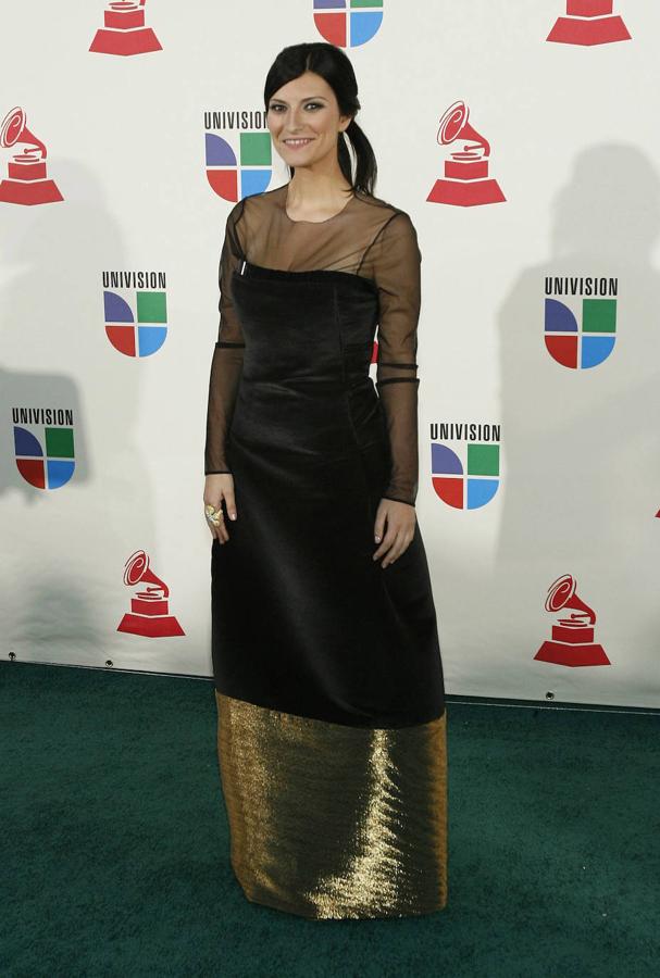 En 2007, también en los Grammy, optó por Gianfrancó Ferré y, como es habitual en ella, la combinación de negro, brillo y transparencias.. 