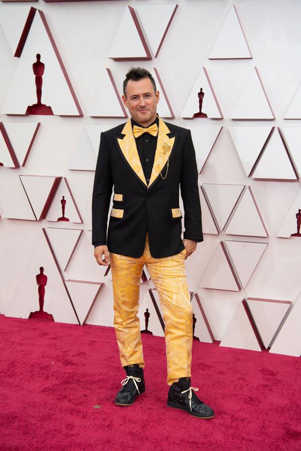 Martin Desmond Roe - La alfombra roja de los Oscar 2021. Muy colorido con un dos piezas bicolor que aderezó con unas sneakers con cordones del mismo tono.