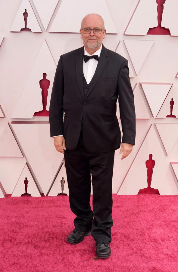 Mark Coulier - La alfombra roja de los Oscar 2021. Se decantó por un estilismo que, aunque poco innovador, resultaba bastante elegante.