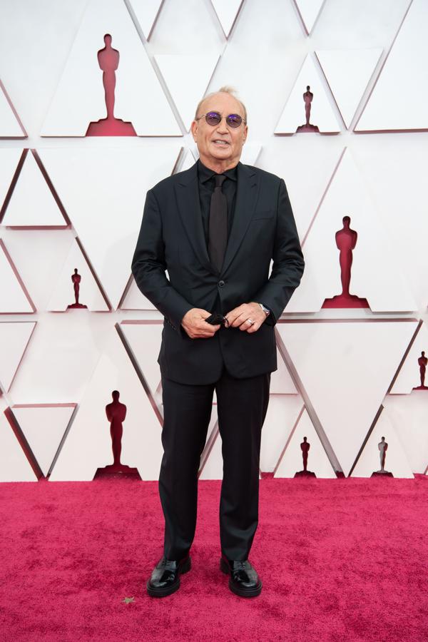 Stuart Besser - La alfombra roja de los Oscar 2021. El actor dio un aire completamente innovador a su traje negro simplemento añadiendo una camisa del mismo tono y unas gafas de estilo setentero.
