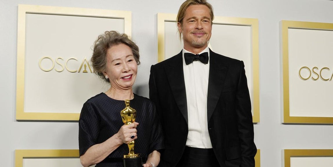 Youn Yuh-jung y Brad Pitt - La alfombra roja de los Oscar 2021. El actor es imagen de la firma Brioni y como era de esperar lució un traje de la firma con las solapas satinadas y una discreta pajarita con la que logró un resultado de lo más elegante.