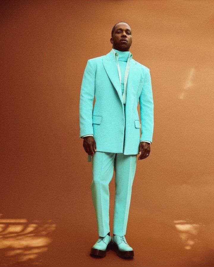 Leslie Odom Jr. - La alfombra roja de los Oscar 2021. Sin embargo, ese no fue su único look, pues también lució este total look verde menta de Valentino. Un estilismo e el que la chaqueta resaltaba gracias a las solapas irregulares.