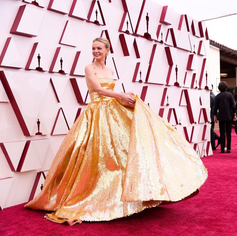 Carey Mulligan, de Valentino. La intérprete, que estaba nominada por 'Una joven prometedora', escogió un llamativo diseño de Valentino Alta Costura para la primavera/verano 2021 que sin duda no pasó desapercibido. El diseño, formado por un top tipo bandana recto a juego con la falda, en tejido metalizado dorado, ha sido uno de los más llamativos de la noche.