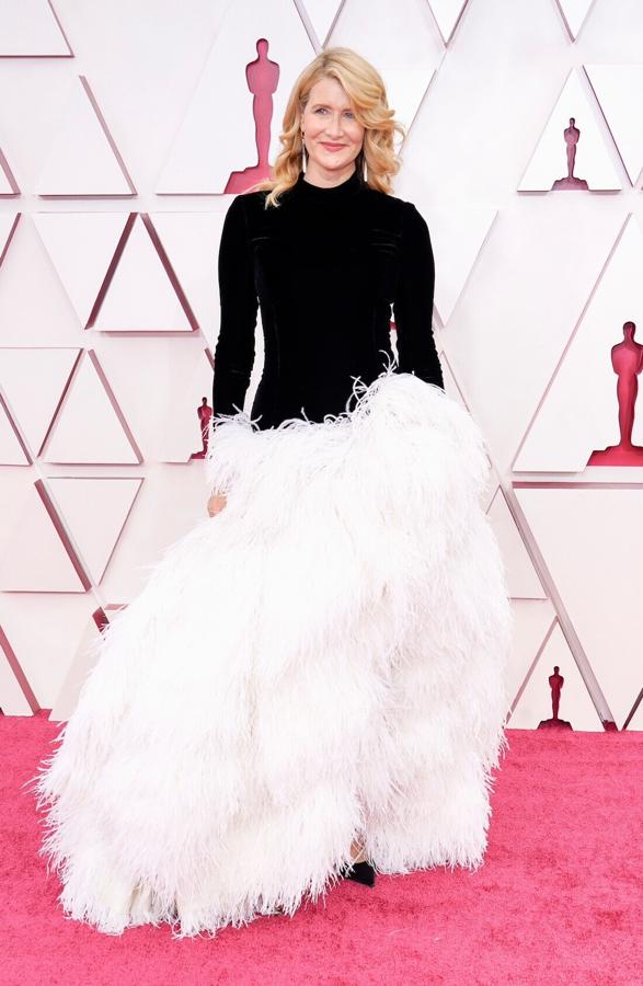 Laura Dern, de Oscar de la Renta. Las plumas tampoco podían faltar sobre la alfombra y en esta ocasión las puso el diseño bicolor de Oscar de la Renta. Posiblemente uno de los vestidos más especiales de la noche, con manga larga y cuerpo negro con cuello cisne y falda de plumas blancas.