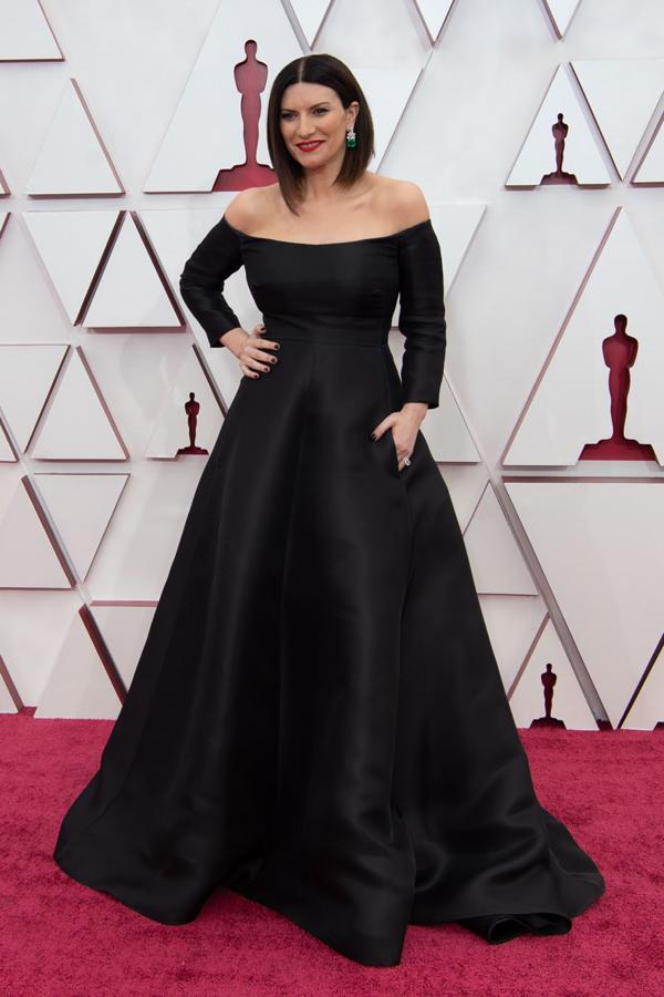 Laura Pausini, de Valentino. La cantante apostó por una firma italiana para desfilar por la alfombra roja de los Premios Oscar 2021. Su llok, marcado por la sencillez y elegancia, fue sin duda un acierto. Su diseño escote barco de manga larga no fue de los más llamativos pero sí de los más elegantes.