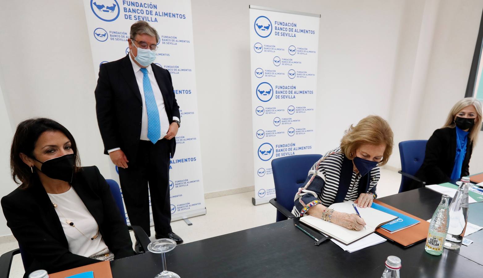 Visita de Su Majestad la Reina Doña Sofía al Banco de Alimentos de Sevilla