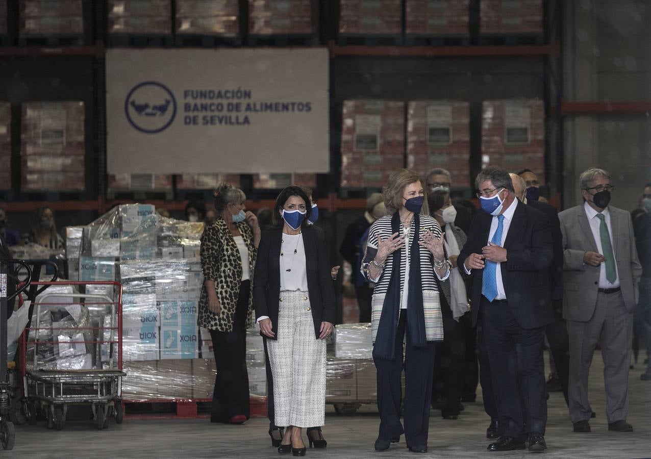 Su Majestad la Reina Doña Sofía visita el Banco de Alimentos de Sevilla