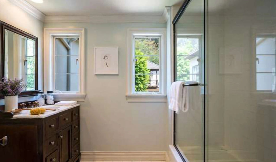 Así es la nueva mansión de Rihanna. La vivienda en cuestión, de estilo Tudor, fue construida en la década de 1930. En ella destacan sus techos con vigas de madera, sus grandes ventanales y su combinación de suelos con madera y moqueta.