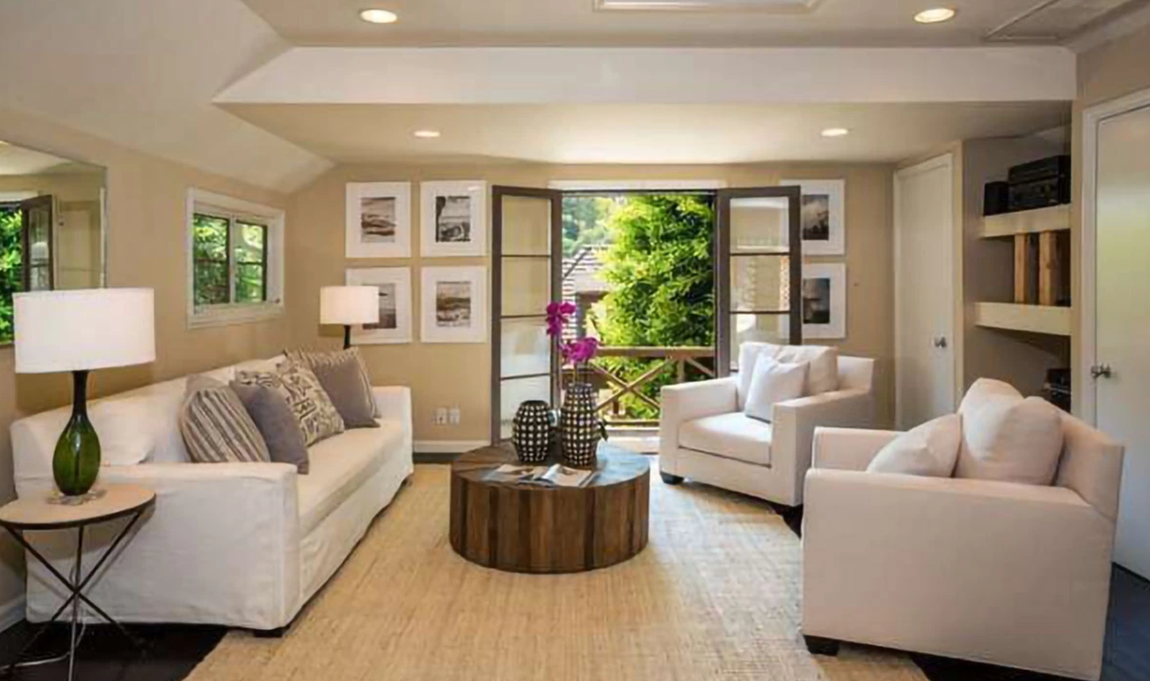 Así es la nueva mansión de Rihanna. La casa, de 326 metros cuadrados habitables, dispone de cuatro dormitorios, cuatro cuartos de baño completos y un aseo y está situada en un terreno de medio acre.