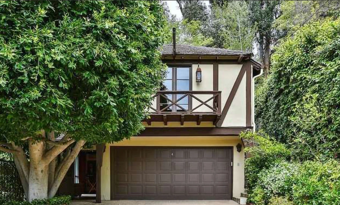 Así es la nueva mansión de Rihanna. Además, tiene una casa de huéspedes independiente que suma un dormitorio extra y que está situada encima del garaje.