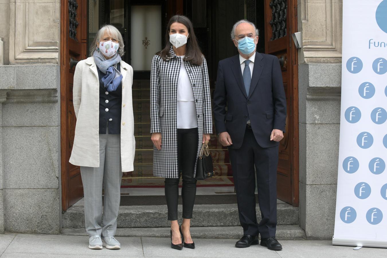 Doña Letizia es recibida por la presidenta de la Agencia Efe, Gabriela Cañas, y por el director de la RAE, Santiago Muñoz Machado