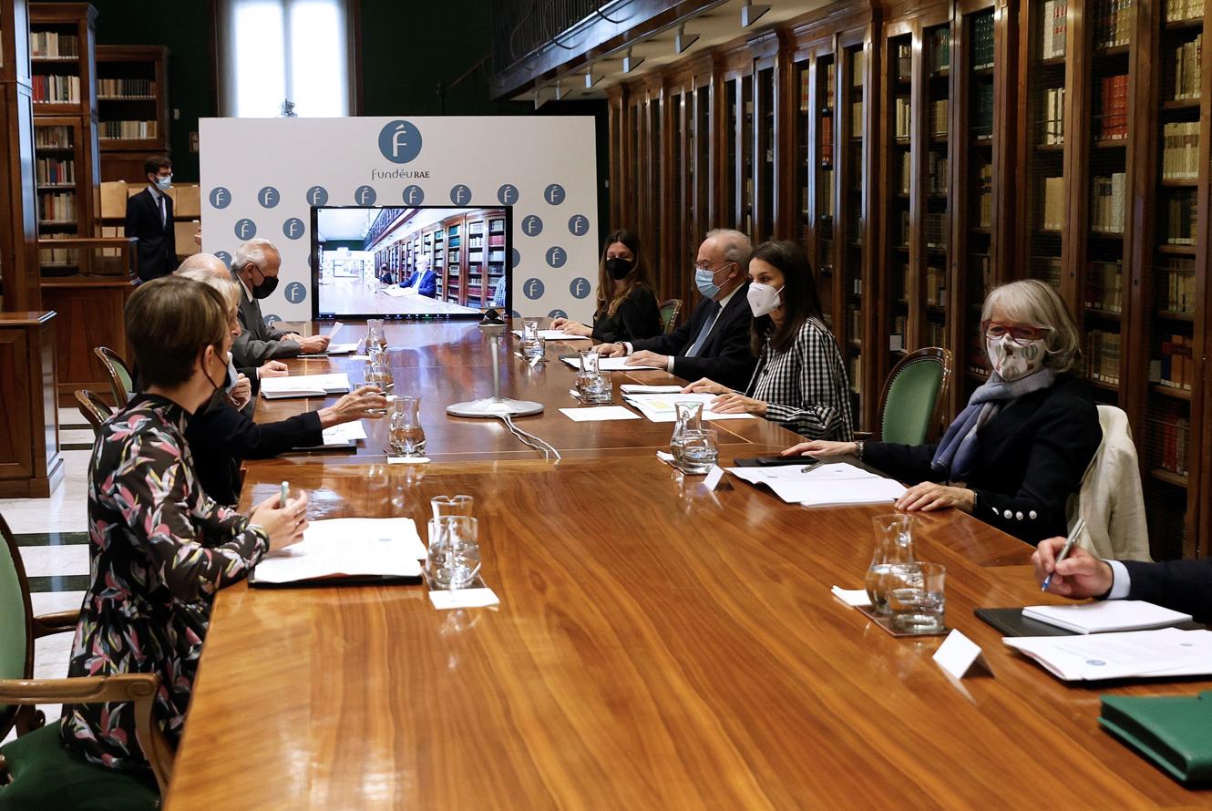 La reina preside su primera reunión de trabajo como presidenta de honor de la Fundación del Español Urgente (FundéuRAE). El papel de FundéuRAE como herramienta de apoyo a los periodistas en un entorno cambiante y las perspectivas que ofrece la fundación ante los nuevos códigos lingüísticos del periodismo actual han sido algunos de los puntos a tratar