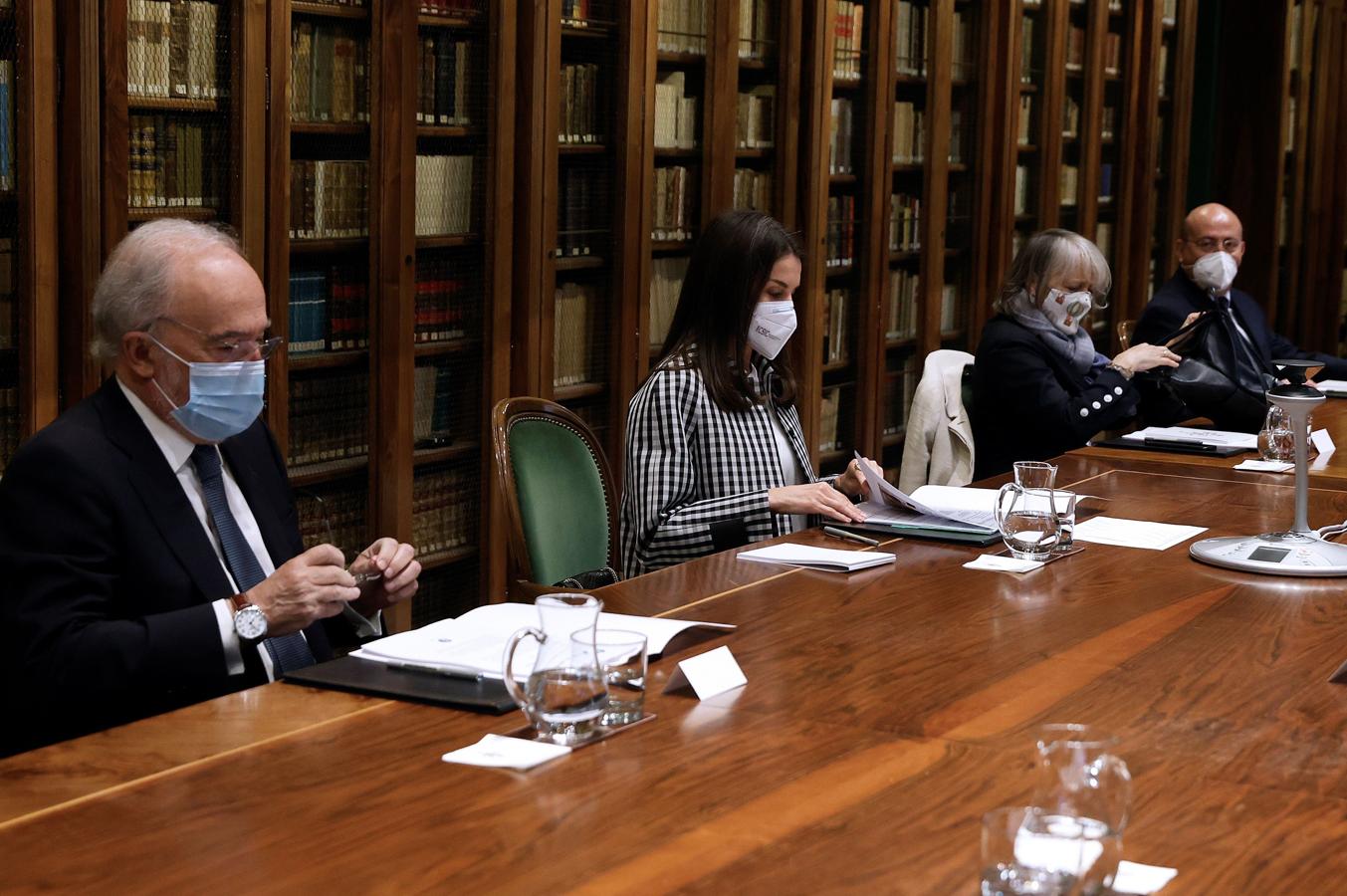 En este encuentro, doña Letizia ha conversado con el equipo técnico de FundéuRAE, formado por profesionales lingüistas que a diario atienden casi dos centenares de dudas planteadas por periodistas y trabajadores de los medios sobre el correcto uso de la lengua española, y que elaboran consejos y claves de redacción