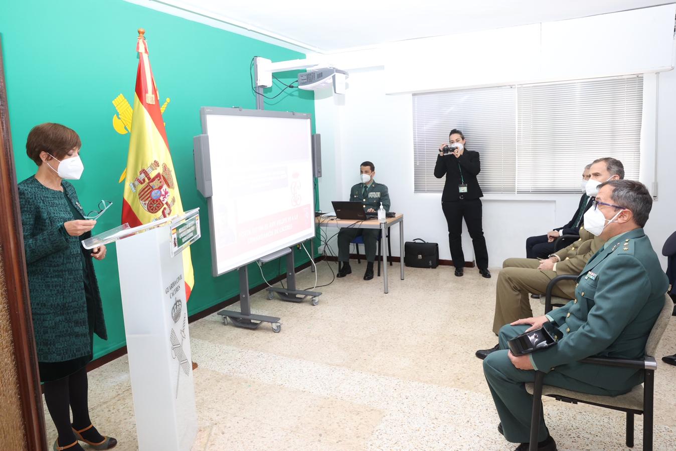 El Rey atiende a la presentación de la directora general de la Guardia Civil. 