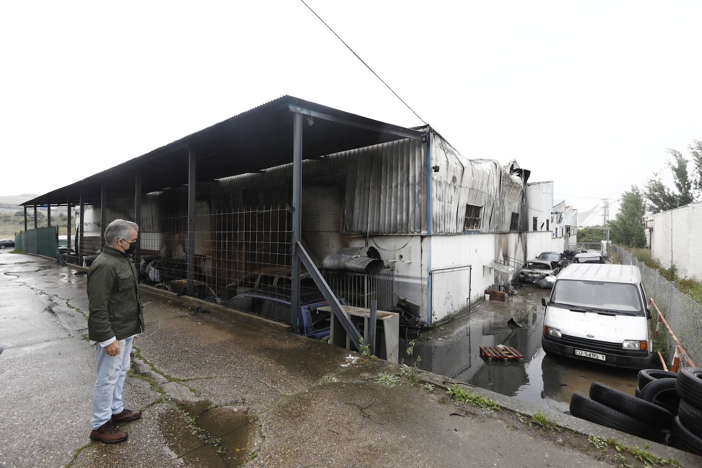 En imágenes, la nave y los 46 coches calcinados en Córdoba