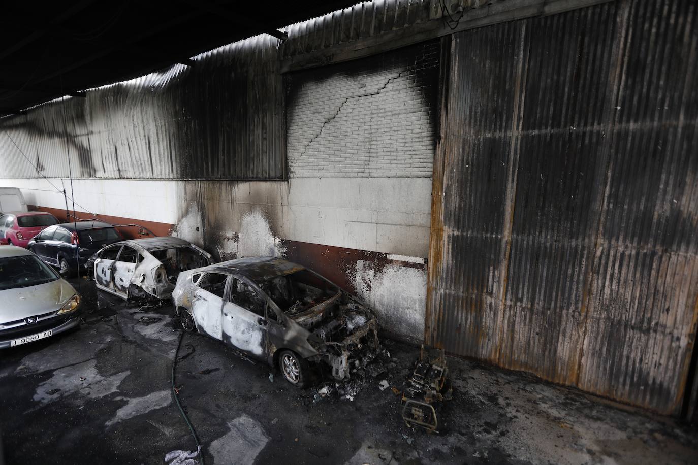 En imágenes, la nave y los 46 coches calcinados en Córdoba