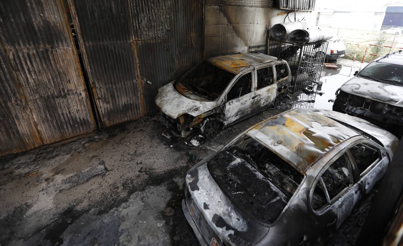 En imágenes, la nave y los 46 coches calcinados en Córdoba