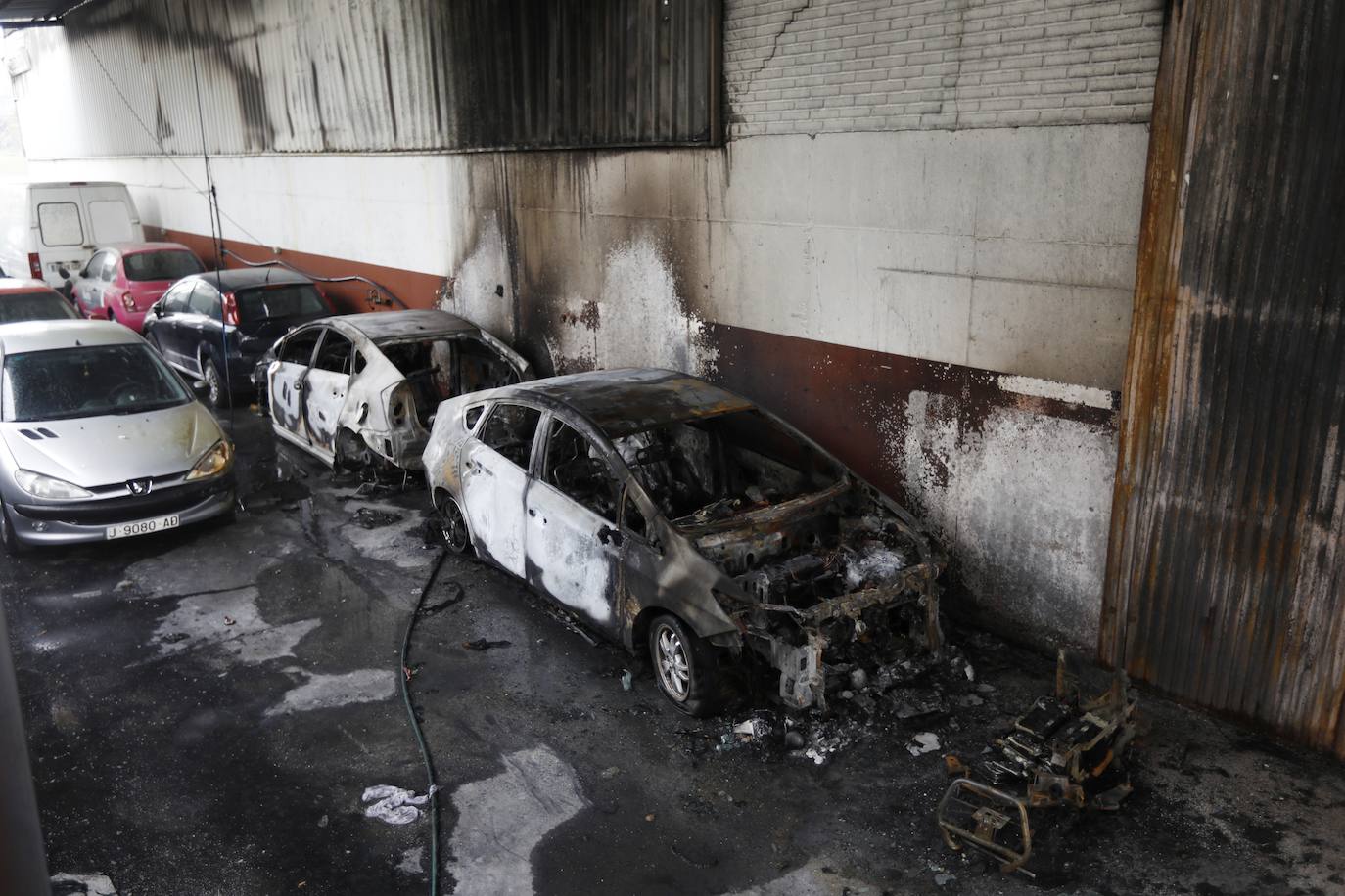 En imágenes, la nave y los 46 coches calcinados en Córdoba