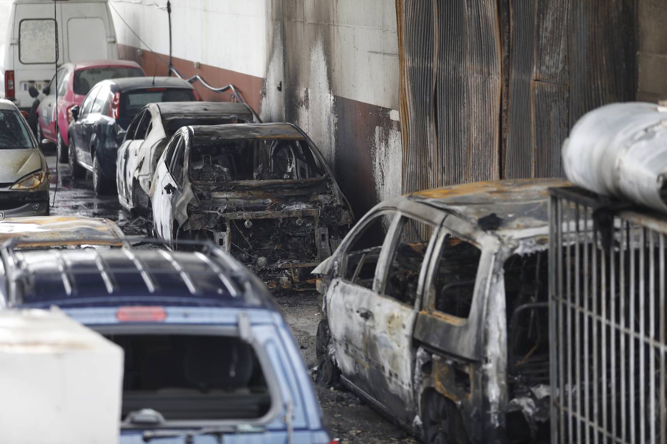 En imágenes, la nave y los 46 coches calcinados en Córdoba