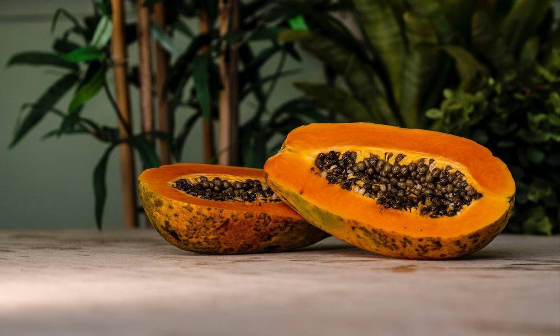 Papaya. La papaya nos ofrece muchas posibilidades. Podemos añadir su pulpa a la ensalada, hacer batidos o simplemente disfrutarla sola. Es una fruta con bajo aporte en grasas, mucho potasio y gran cantidad de agua.