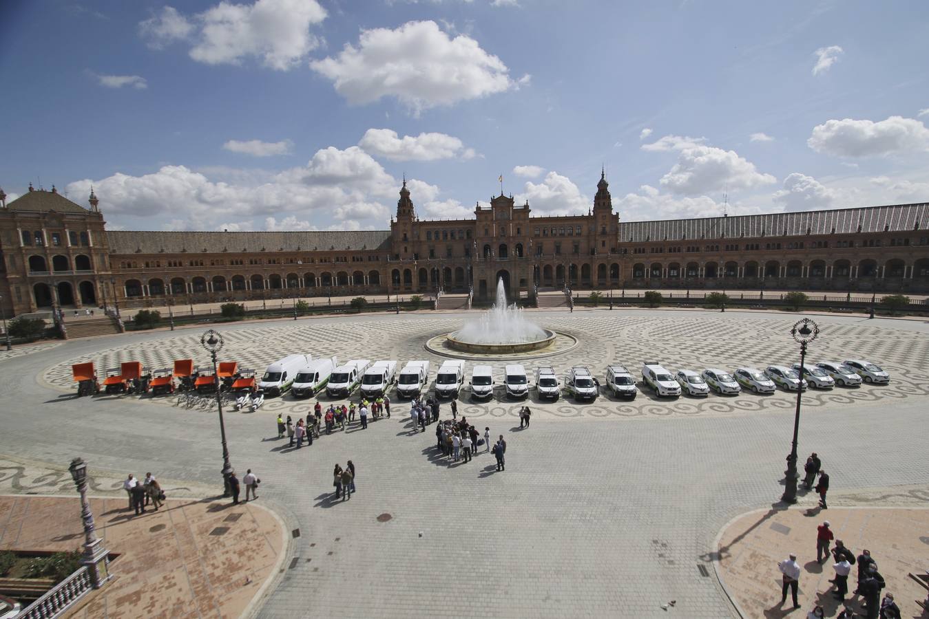 Presentación de la nueva flota de vehículos en la Plaza de España