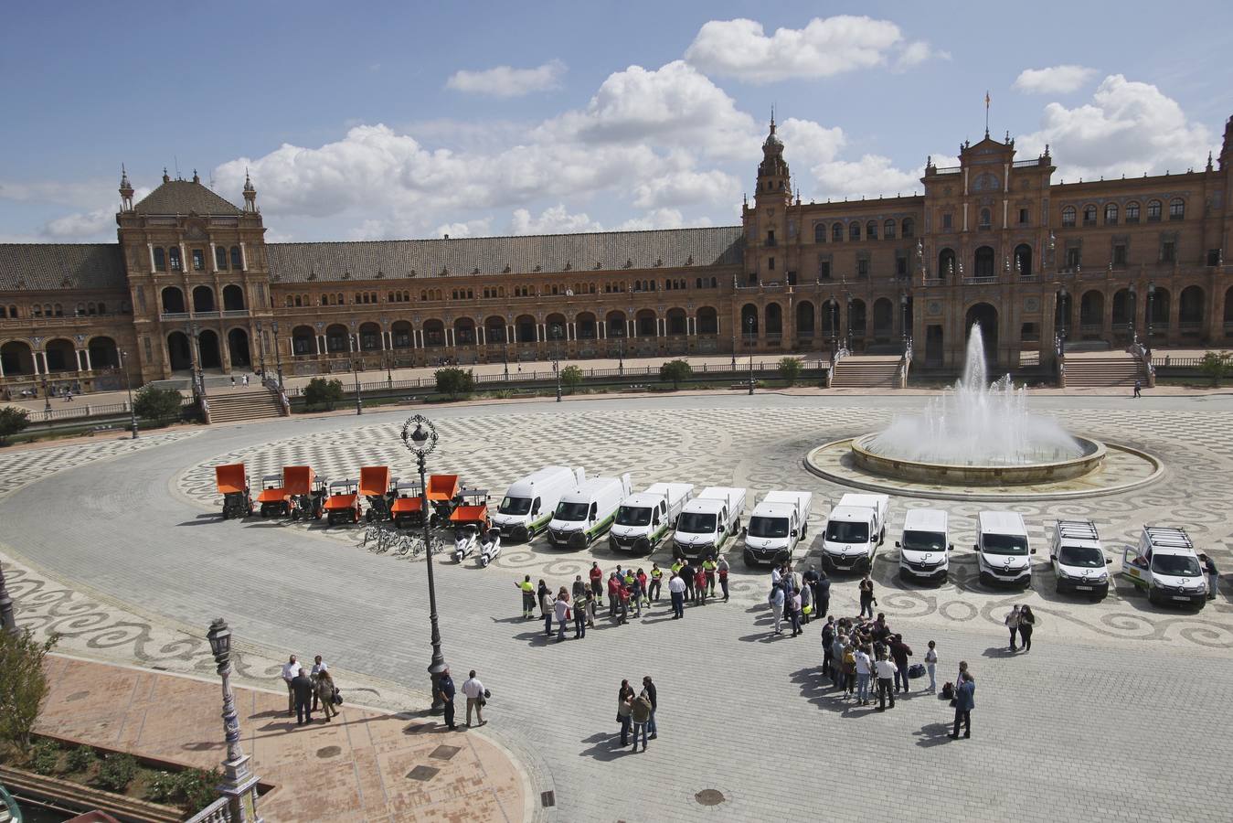 Presentación de la nueva flota de vehículos en la Plaza de España