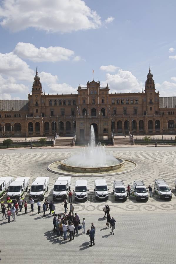 Presentación de la nueva flota de vehículos en la Plaza de España