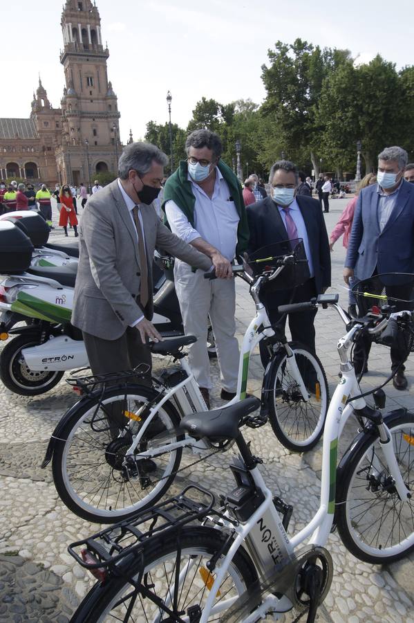 Presentación de la nueva flota de vehículos en la Plaza de España