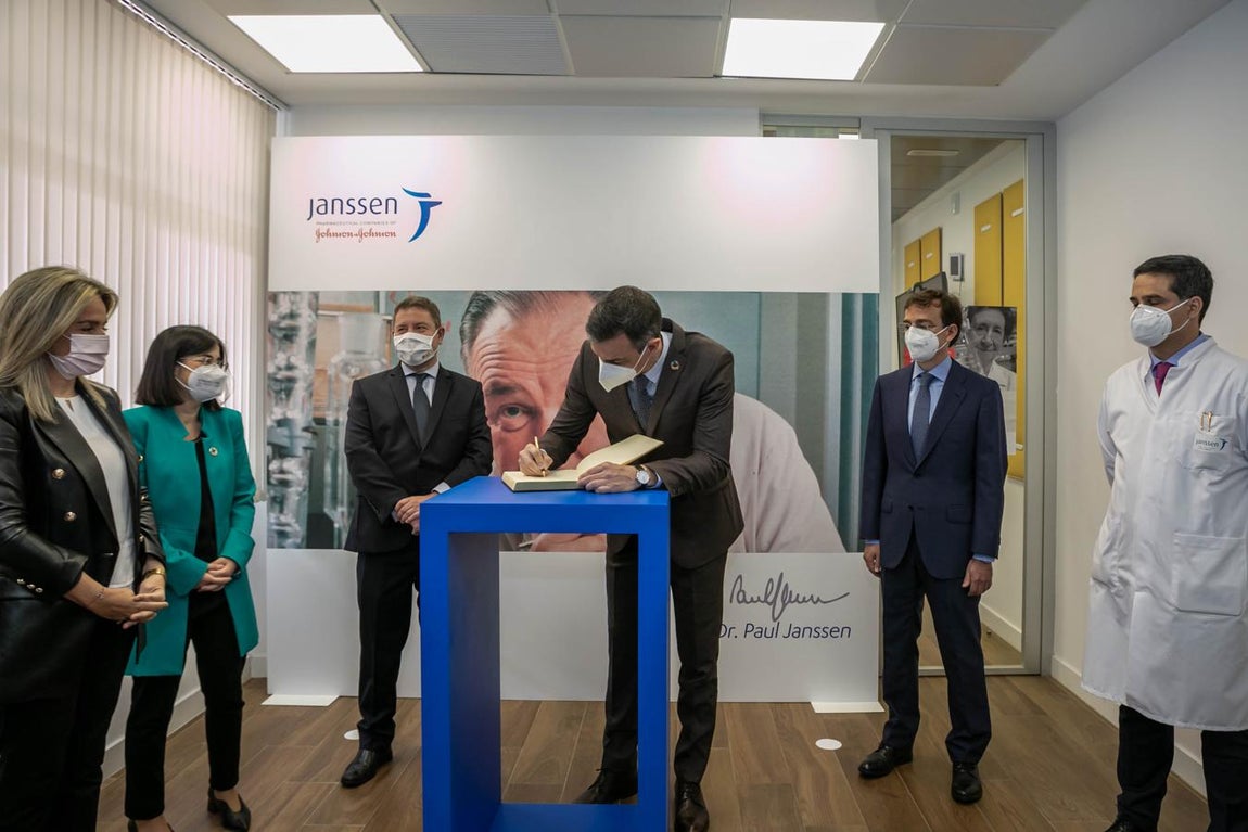 Pedro Sánchez visita las instalaciones de la farmacéutica Janssen en Toledo