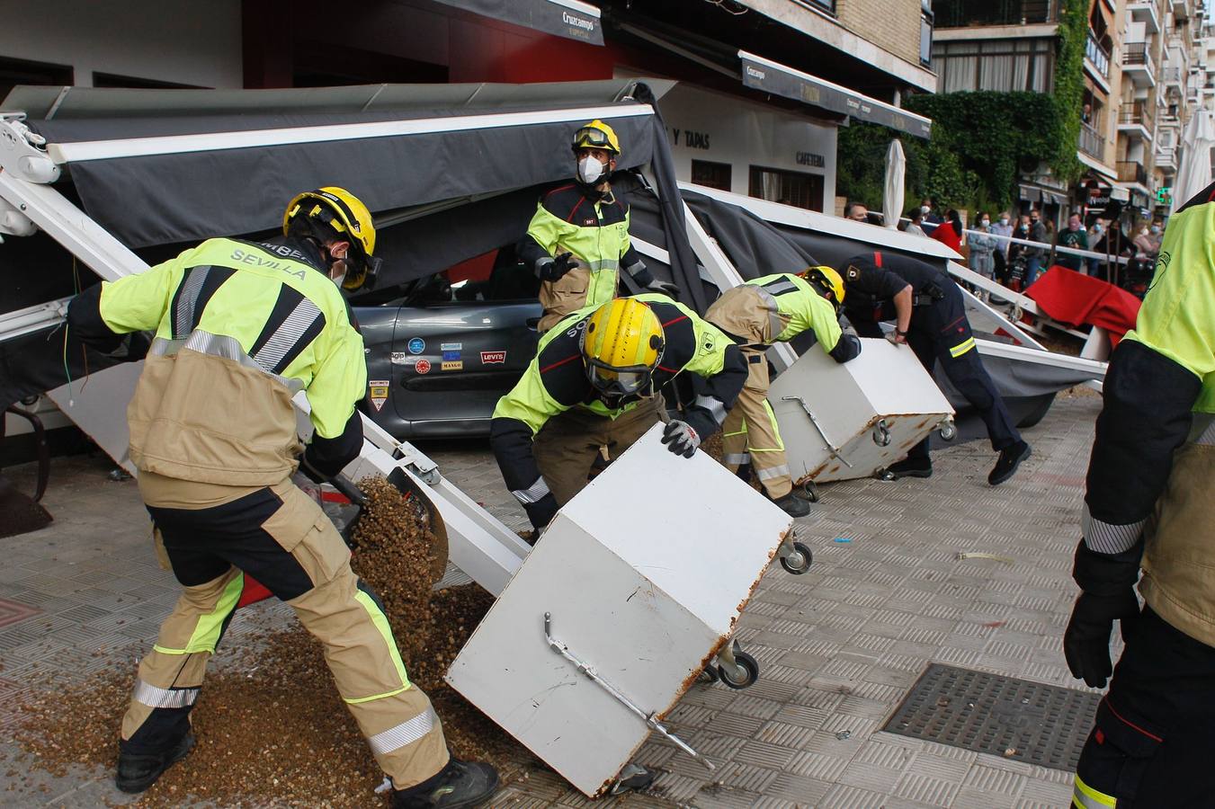 Dos heridos graves en Los Remedios tras ser arrollados por un conductor ebrio en la terraza de un bar