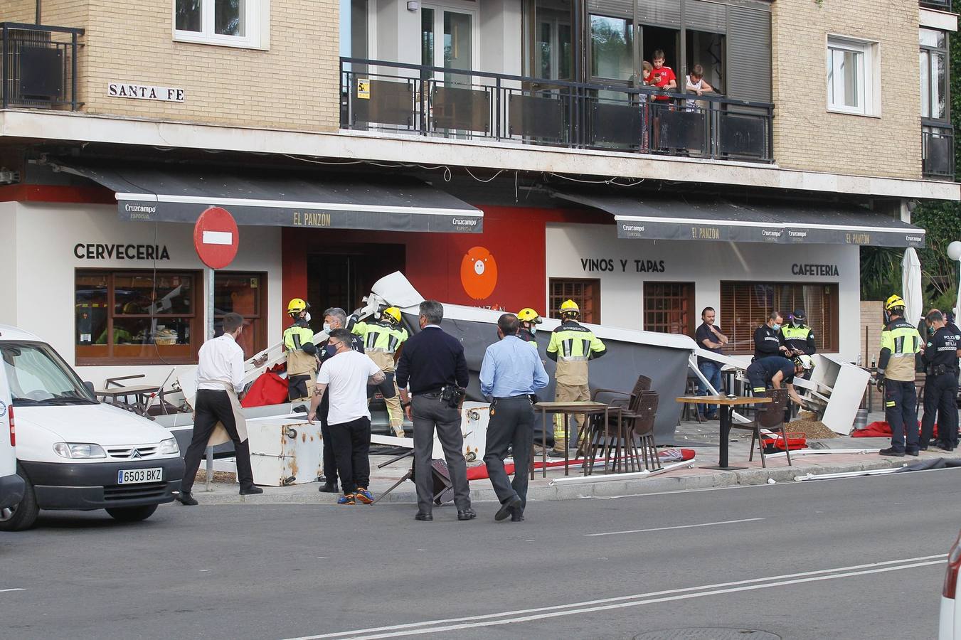 Dos heridos graves en Los Remedios tras ser arrollados por un conductor ebrio en la terraza de un bar