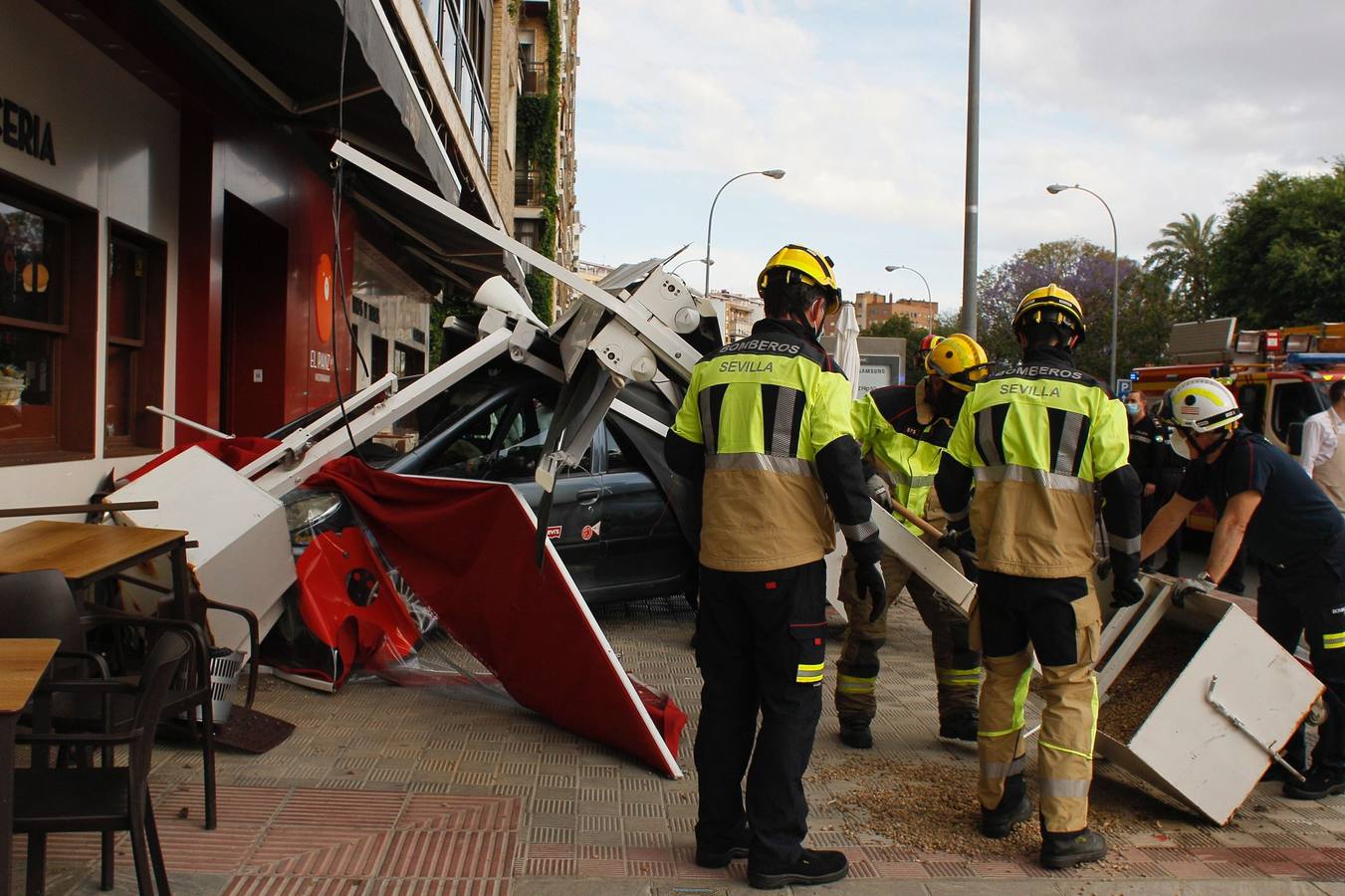 Dos heridos graves en Los Remedios tras ser arrollados por un conductor ebrio en la terraza de un bar