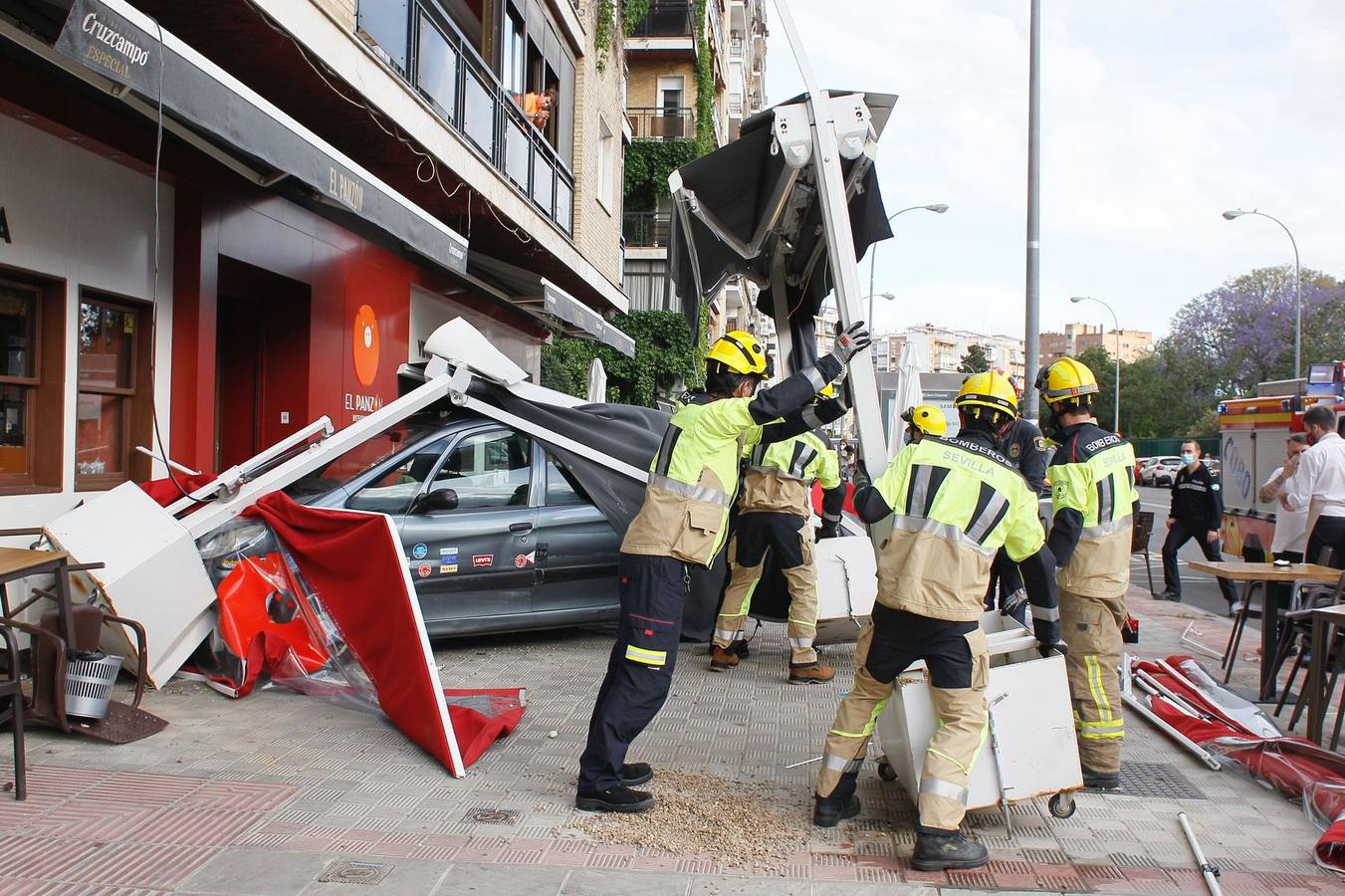 Dos heridos graves en Los Remedios tras ser arrollados por un conductor ebrio en la terraza de un bar