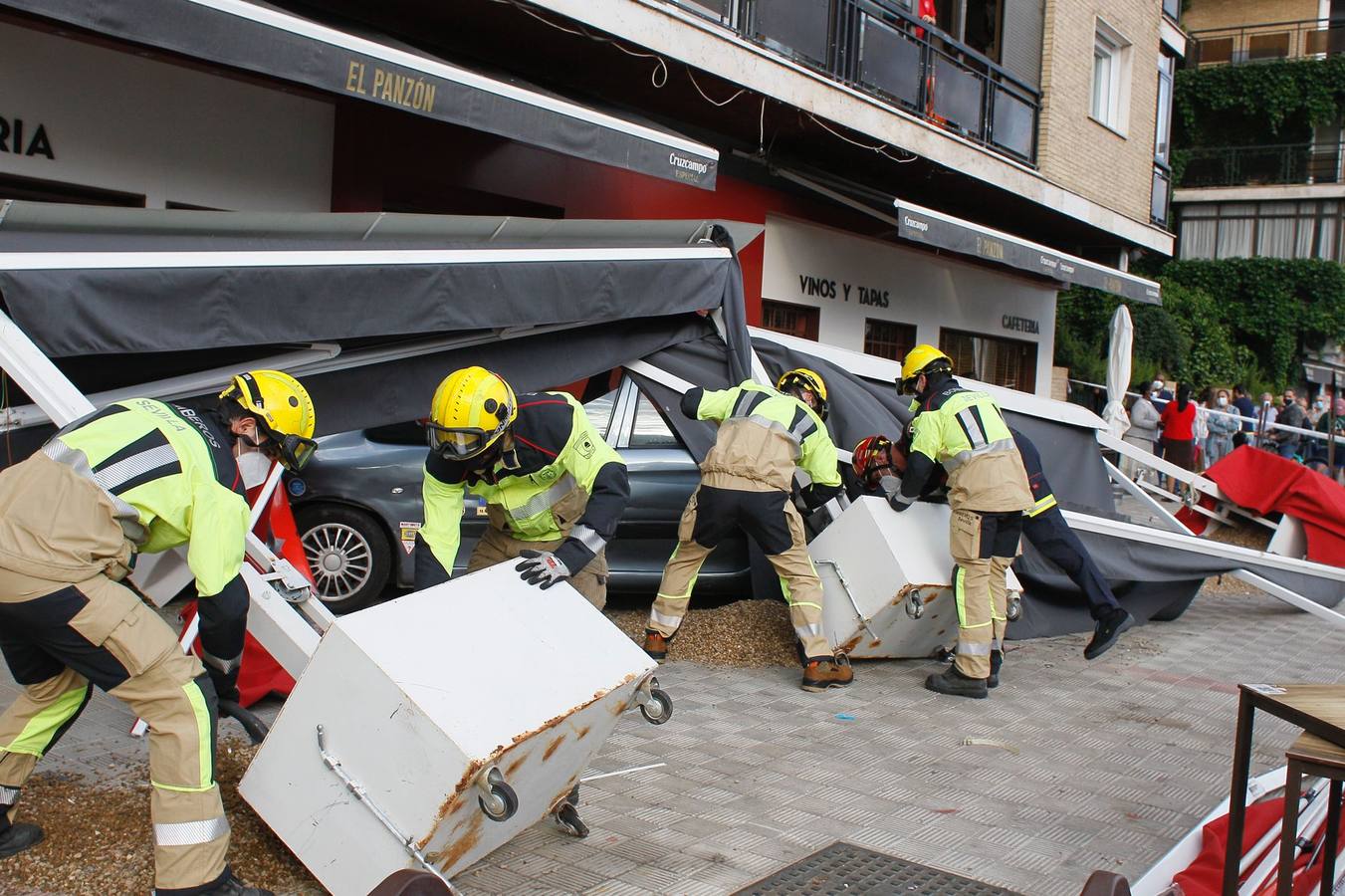 Dos heridos graves en Los Remedios tras ser arrollados por un conductor ebrio en la terraza de un bar