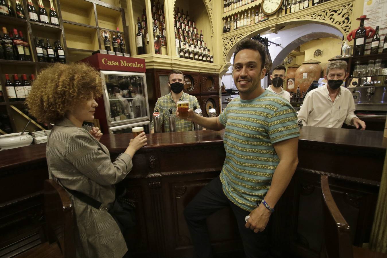 En imágenes, Sevilla recupera el ambiente nocturno con los bares abiertos hasta las 23.00 horas