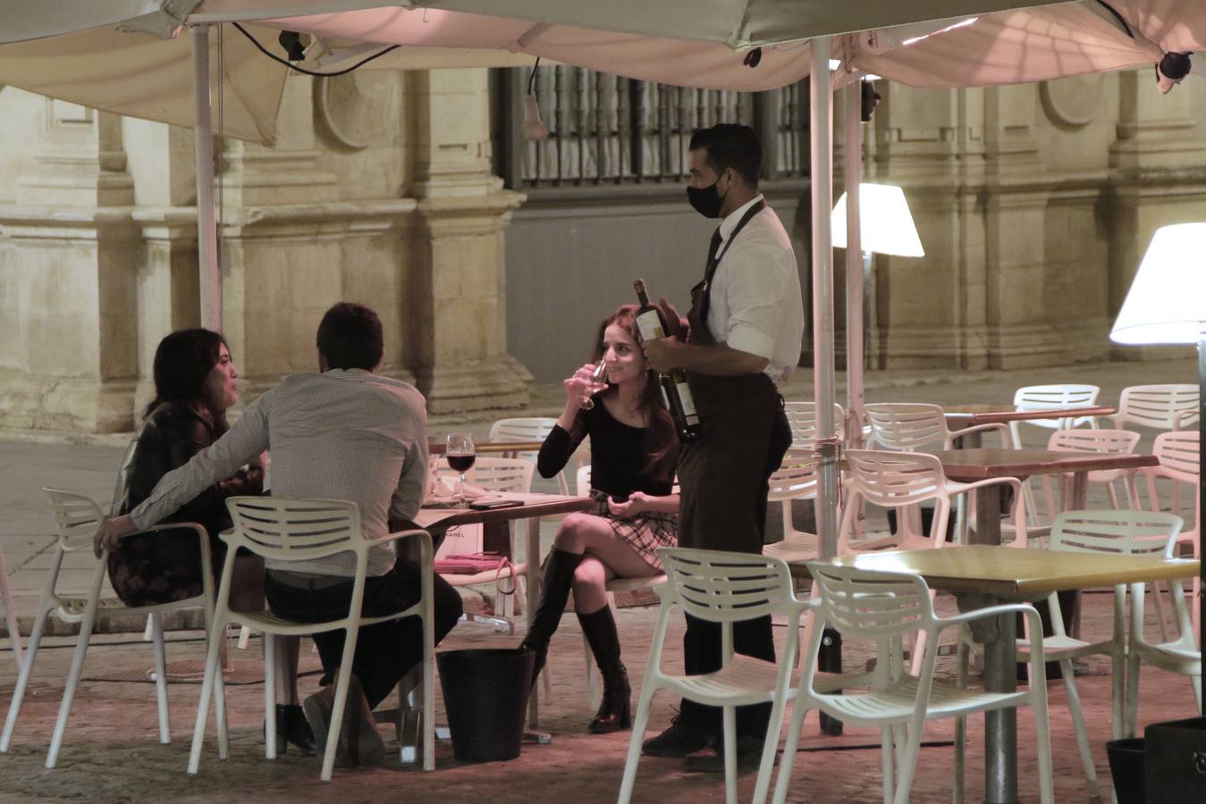 En imágenes, Sevilla recupera el ambiente nocturno con los bares abiertos hasta las 23.00 horas