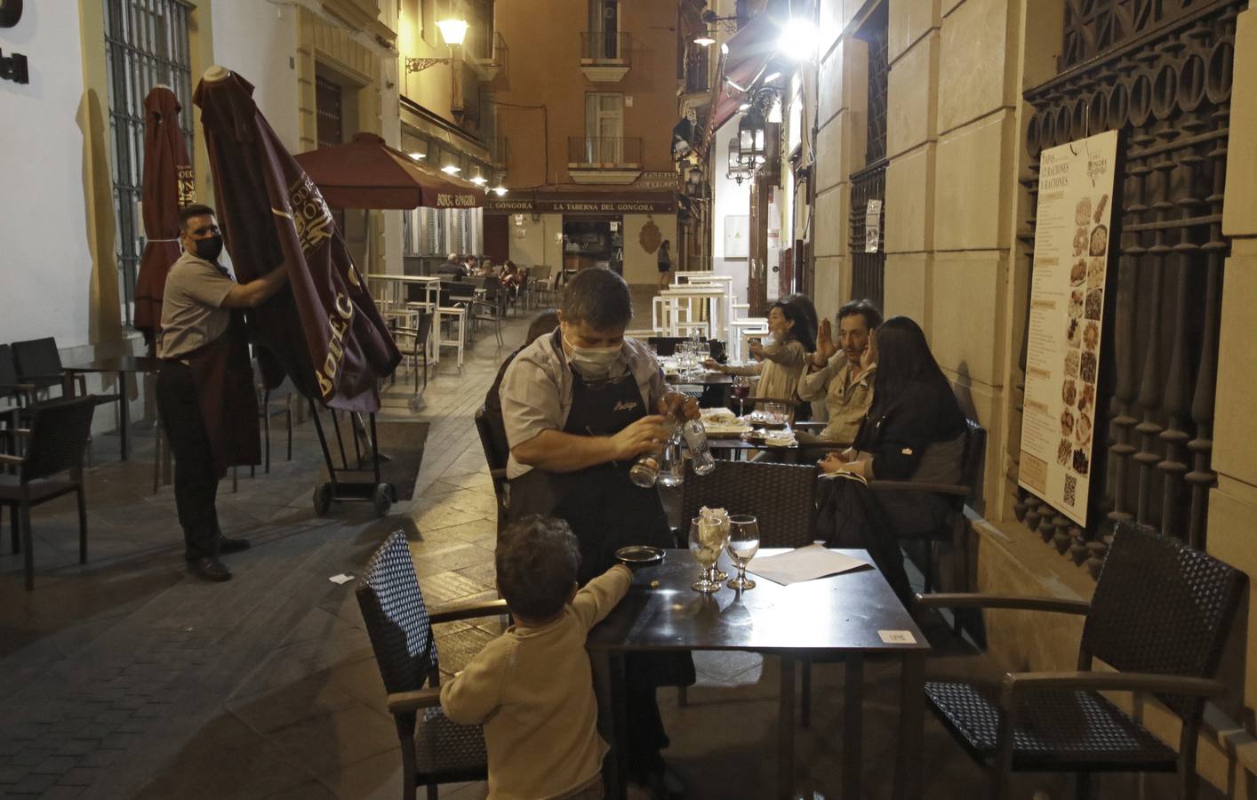 En imágenes, Sevilla recupera el ambiente nocturno con los bares abiertos hasta las 23.00 horas