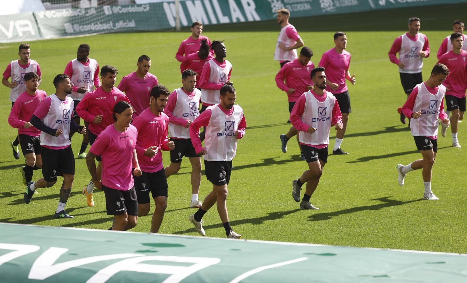 El entrenamiento del Córdoba CF en el estadio, en imágenes