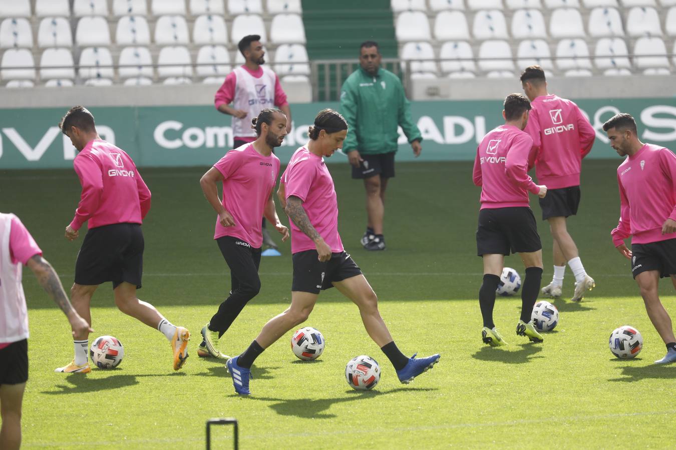 El entrenamiento del Córdoba CF en el estadio, en imágenes