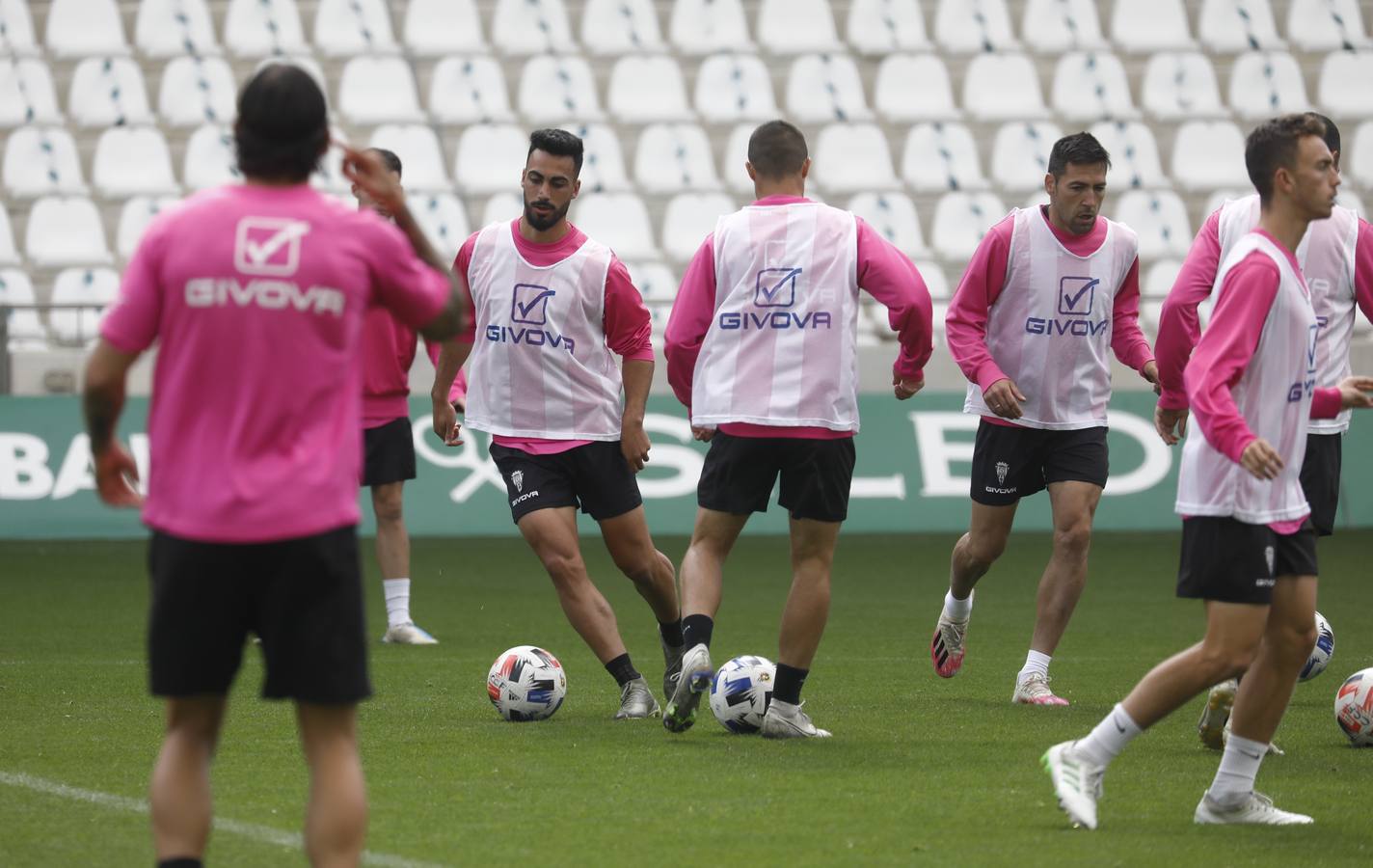 El entrenamiento del Córdoba CF en el estadio, en imágenes