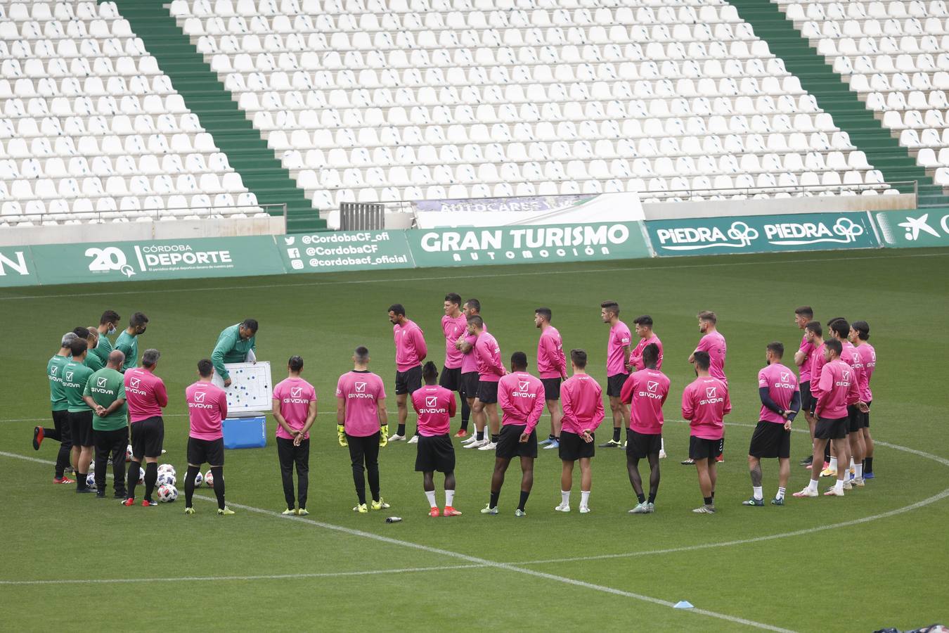 El entrenamiento del Córdoba CF en el estadio, en imágenes