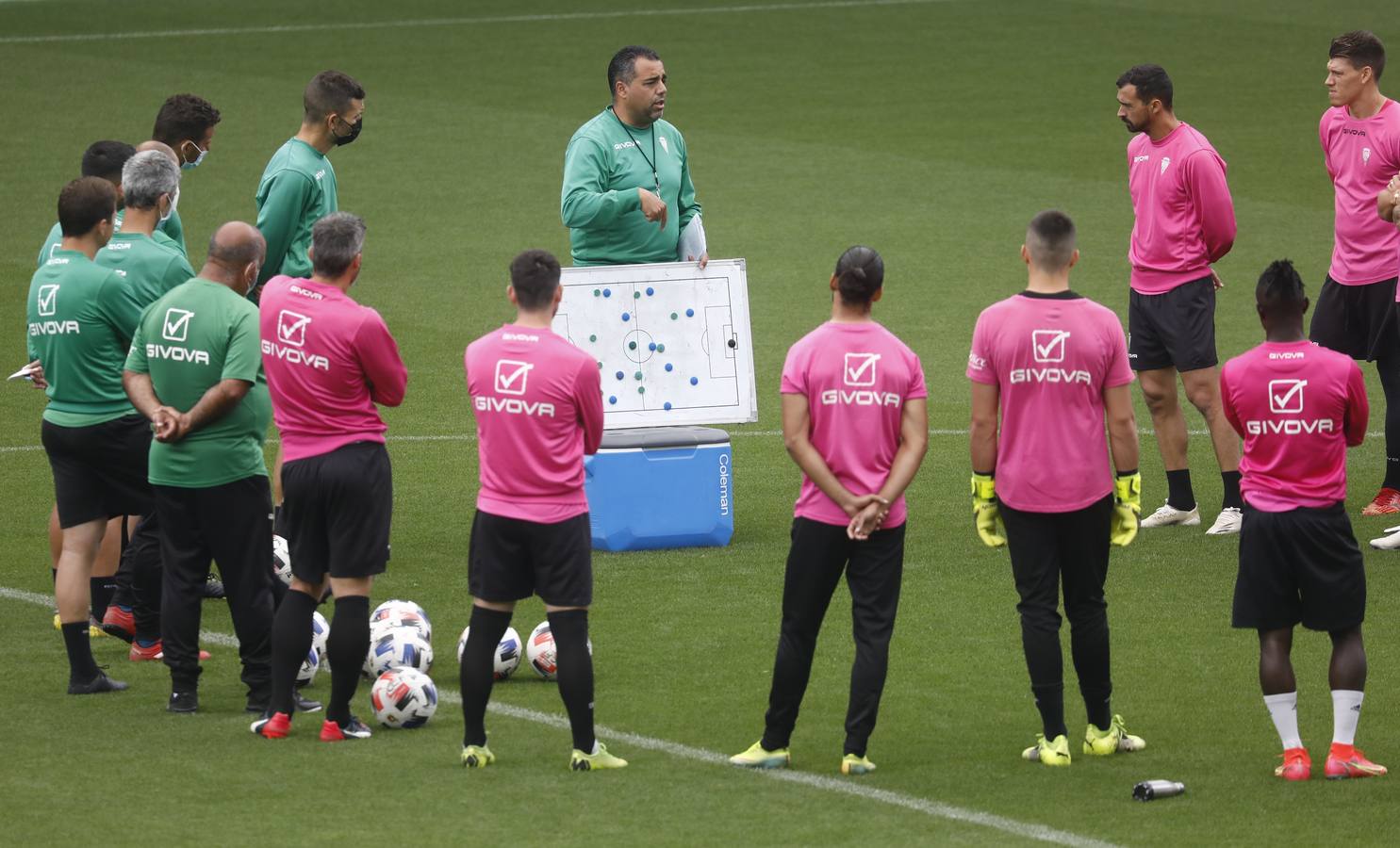 El entrenamiento del Córdoba CF en el estadio, en imágenes