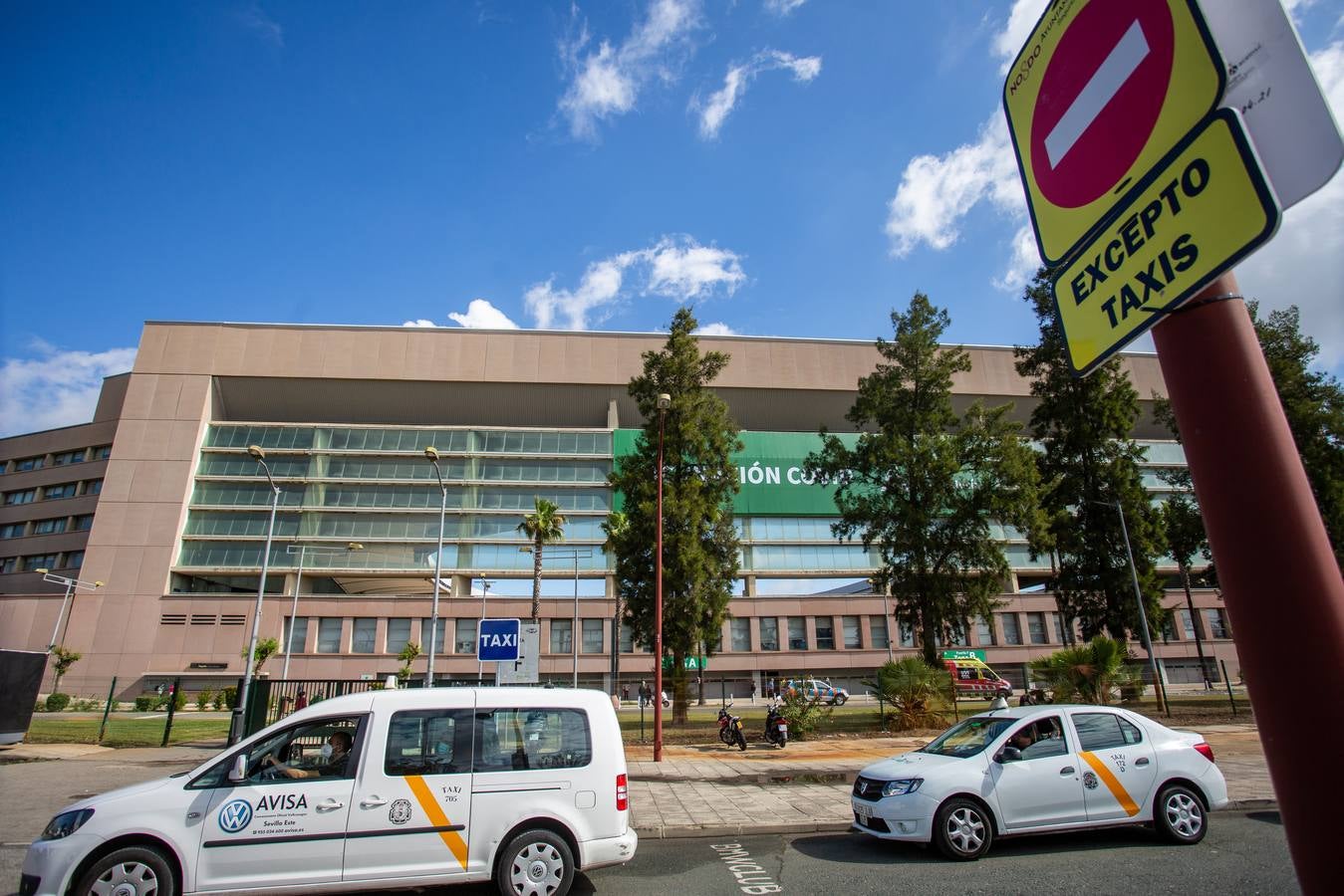 En imágenes, el servicio de taxis para acudir al 'vacunódromo' de la Cartuja en Sevilla