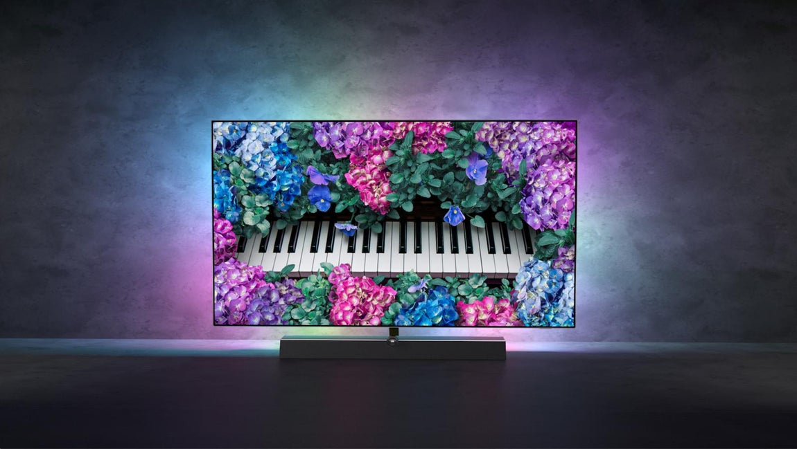 Philips. Regalar una experiencia de cine de lujo sin salir de casa puede ser una gran opción para todas esas madres amantes de la gran pantalla. Y nada mejor que hacerlo con una de las últimas y más exclusivas novedades del mercado como es el televisor OLED+935 de Philips. Con potentes altavoces Bowers &amp; Wilkins y el procesamiento de imágenes P5 más reciente con IA, además de un diseño elegante y sofisticado con el que obtendrá una imagen realista y un sonido emocionante, que sumado a la magia del sistema Ambilight crearán el ambiente perfecto en el salón de casa. Precio: 3.499€