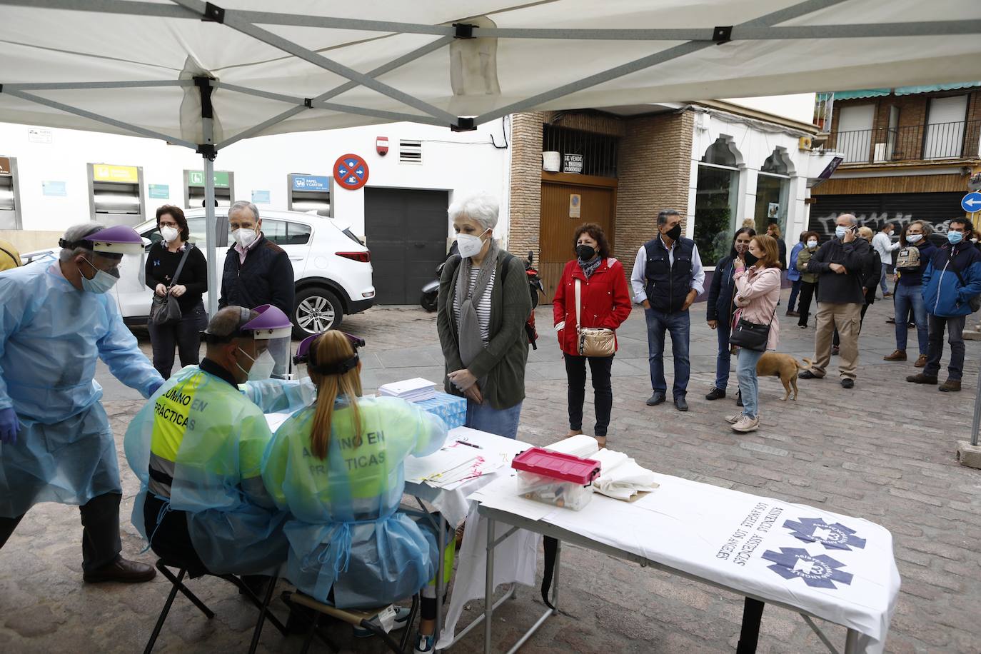 Las pruebas del Covid a los dueños de los Patios de Córdoba, en imágenes