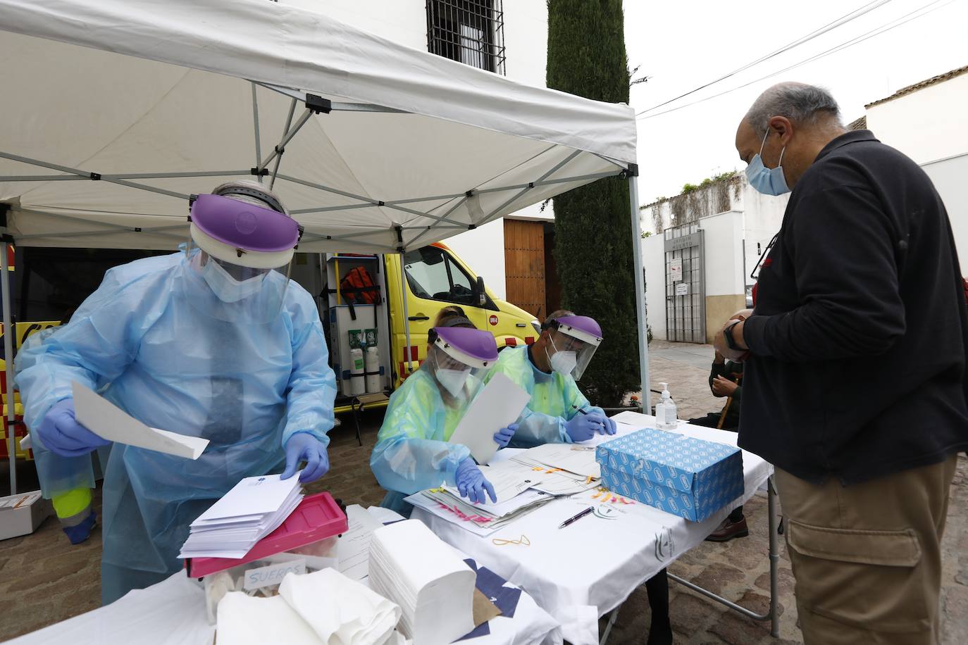 Las pruebas del Covid a los dueños de los Patios de Córdoba, en imágenes