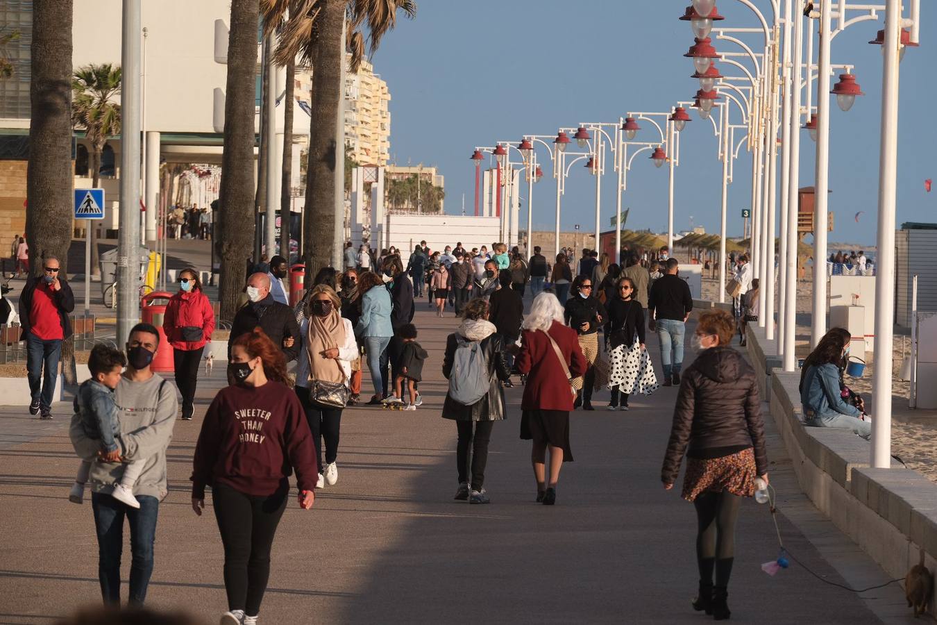 FOTOS: El buen tiempo y la movilidad animan el consumo en la Bahía de Cádiz