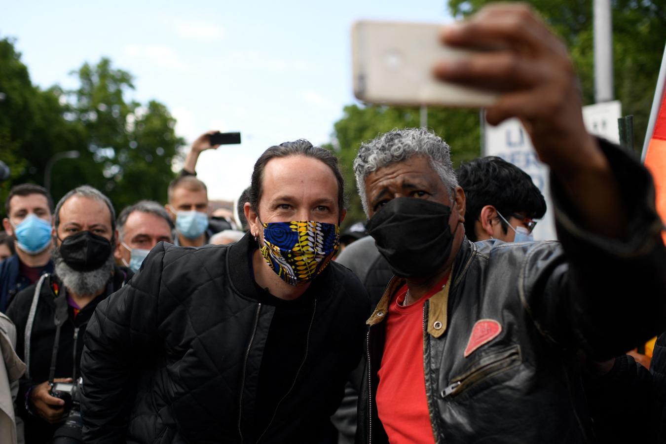 Pablo Iglesias (c) se fotografía junto a un asistente a una de las manifestaciones convocadas con motivo del Día del Trabajador en Madrid. 