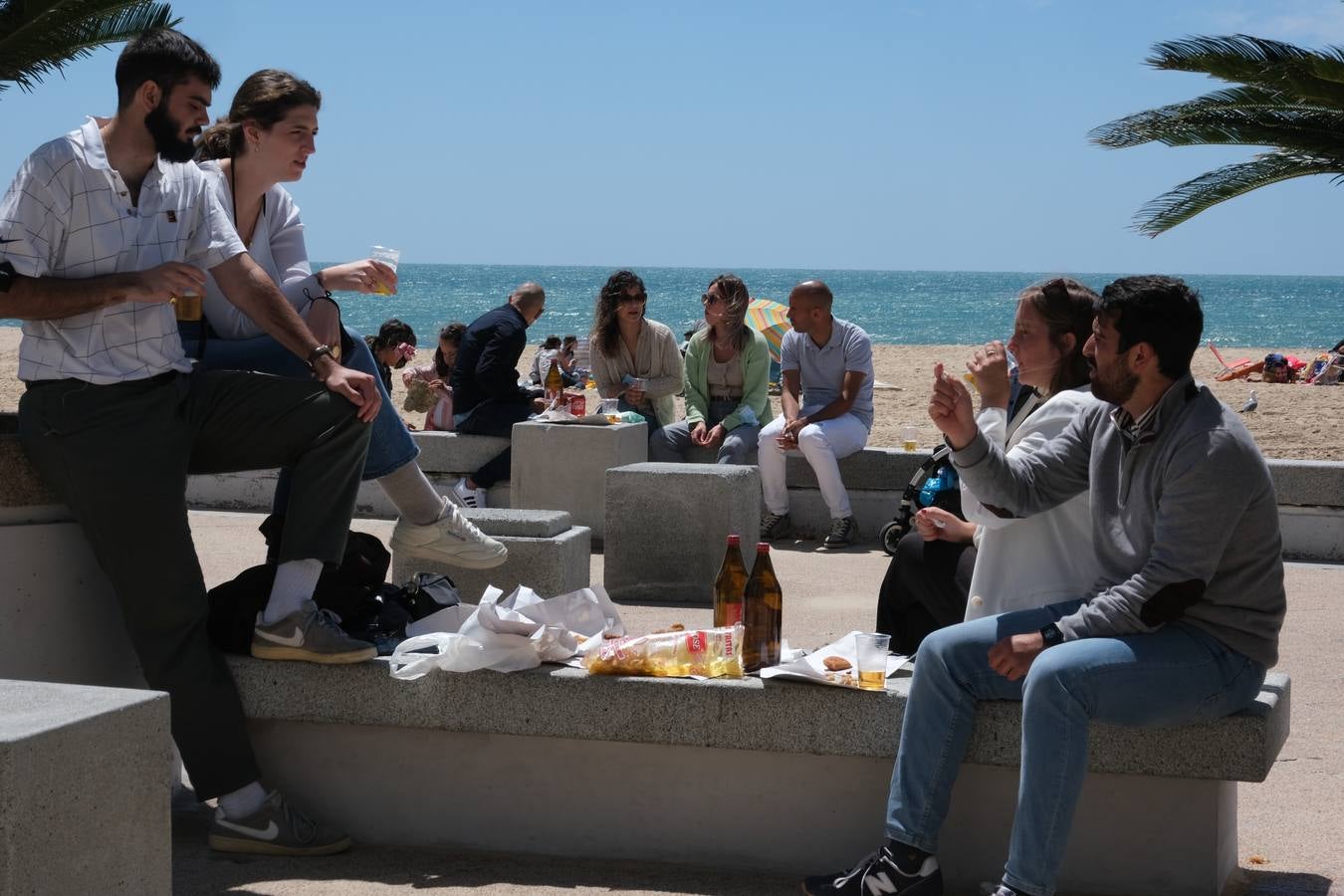 Ambiente en las terrazas y en la playa en Cádiz el primer fin de semana de mayo